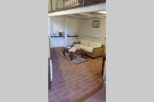 een woonkamer met een bank en een tafel bij Country flat Il Nido in Panicale