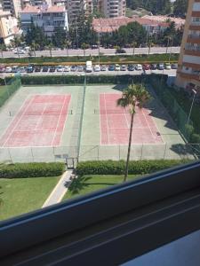 Tenis a/nebo squash v ubytování HH Apartamento Algarrobo costa nebo okolí