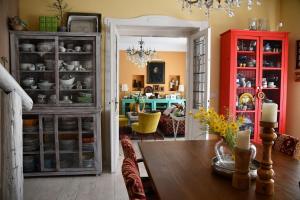 comedor con mesa y armario rojo en Vintage Luxurious house, en Sombor