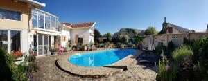 Bazén v ubytování Vintage Luxurious house nebo v jeho okolí