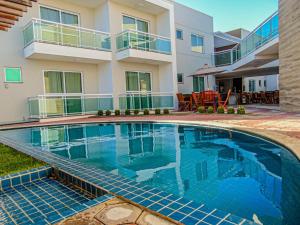 uma piscina em frente a uma casa em Terraço Hotel em Lagoinha
