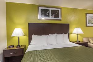 Łóżko lub łóżka w pokoju w obiekcie Sundowner Motel Sequim