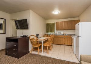 Kuchnia lub aneks kuchenny w obiekcie Sundowner Motel Sequim