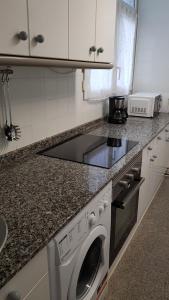 Il comprend une cuisine équipée d'un lave-linge. dans l'établissement Apartamento Julieta, à San Vicente de la Barquera