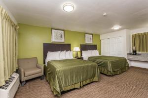 Łóżko lub łóżka w pokoju w obiekcie Sundowner Motel Sequim