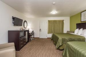 Łóżko lub łóżka w pokoju w obiekcie Sundowner Motel Sequim