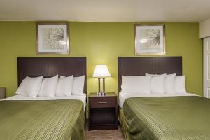 Łóżko lub łóżka w pokoju w obiekcie Sundowner Motel Sequim