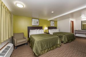 Łóżko lub łóżka w pokoju w obiekcie Sundowner Motel Sequim
