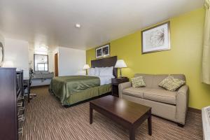 Łóżko lub łóżka w pokoju w obiekcie Sundowner Motel Sequim