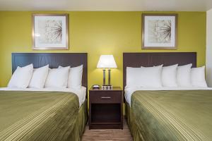 Łóżko lub łóżka w pokoju w obiekcie Sundowner Motel Sequim