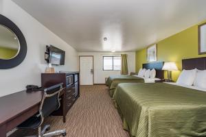 Łóżko lub łóżka w pokoju w obiekcie Sundowner Motel Sequim