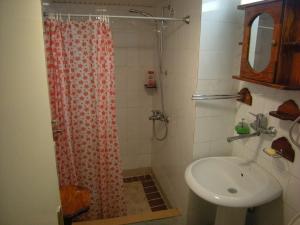 Koupelna v ubytování Apartment Cerova Kosa
