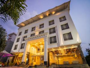 uma representação do hotel sultão em Singapura em V Star em Ahmadnagar