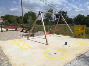 a swing set in a park with a bench at Villa Rominha Alvaiázere - Casa do Canteiro in Alvaiázere