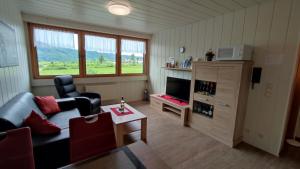 ein Wohnzimmer mit einem Sofa und einem TV in der Unterkunft Ferienwohnungen Klaus u. Bärbel in Kröv