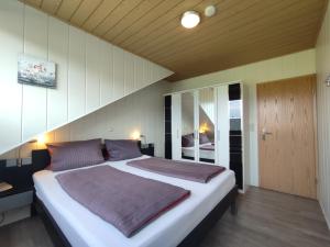 クレフにあるFerienwohnungen Klaus u. Bärbelの木製の天井が特徴のベッドルーム1室(大型ベッド1台付)
