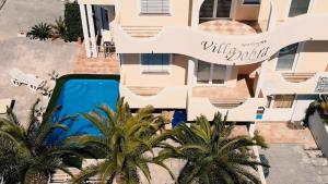 widok z powietrza na budynek z palmami i basenem w obiekcie Villa Dobra Family Apartments w mieście Vir