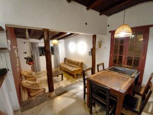 ein Wohnzimmer mit einem Tisch und einem Sofa in der Unterkunft Lo de Joaquin in Tilcara