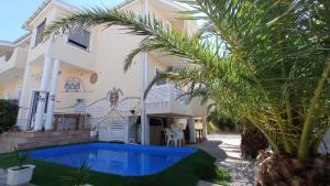 willa z basenem przed domem w obiekcie Villa Dobra Family Apartments w mieście Vir