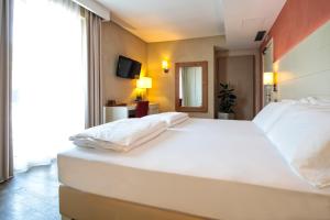 A bed or beds in a room at H2O ROOMS
