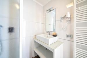 A bathroom at H2O ROOMS