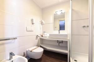 A bathroom at H2O ROOMS