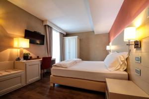 A bed or beds in a room at H2O ROOMS