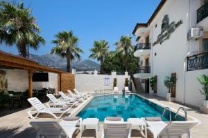 Piscina de la sau aproape de Le Marden Hotel Spa