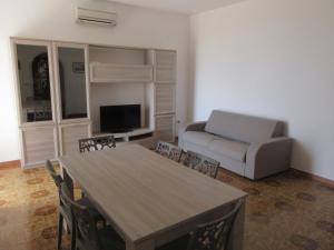 ein Wohnzimmer mit einem Tisch und einem Sofa in der Unterkunft Antonella House in Torre Vado