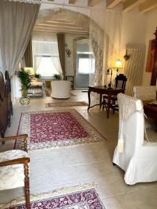 salon z kanapą i stołem w obiekcie Ortigia MaaM Apartment w Syrakuzach