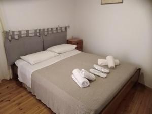 A bed or beds in a room at Lemon House