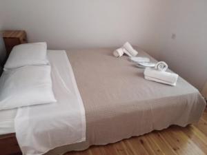 A bed or beds in a room at Lemon House