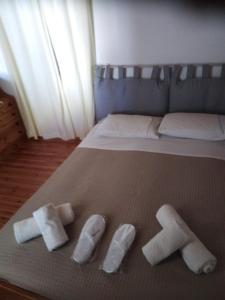 A bed or beds in a room at Lemon House