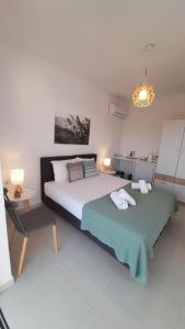een slaapkamer met 2 bedden en een tafel en een stoel bij Studio Vasileios-The Best Luxury Guest Room in Spili in Spílion