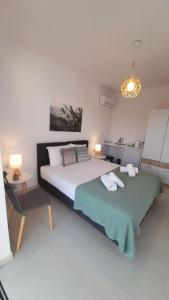 Postel nebo postele na pokoji v ubytování Studio Vasileios-The Best Luxury Guest Room in Spili