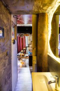 łazienka z umywalką i salon w obiekcie Studio renversant insolite w mieście Sablé-sur-Sarthe