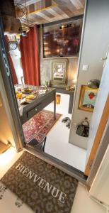 Cette chambre avec vue dispose d'une cuisine avec une table. dans l'établissement Studio renversant insolite, à Sablé-sur-Sarthe