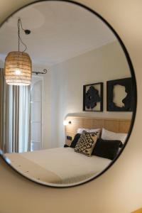 1 dormitorio con cama y espejo en Villa Marina, en Lefkada