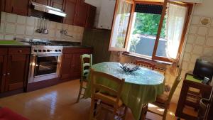 a kitchen with a table with chairs and a window at Casa Vacanze DaRena in Tortoreto Lido