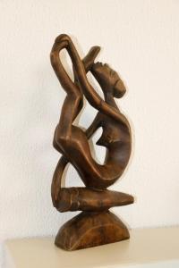 una estatua de bronce de dos personas bailando en Casa Teresinha, en Sesimbra