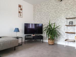 TV a/nebo společenská místnost v ubytování Vakantiewoning "In Between"