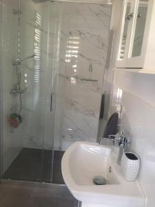 Ένα μπάνιο στο Apartament Pod Wiśnią
