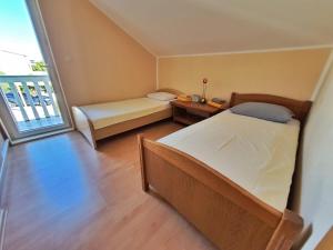Katil atau katil-katil dalam bilik di Apartmani Latin Jezera