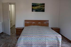 a bedroom with a bed and a painting on the wall at La tana dello zio Gio in Endine Gaiano