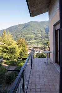 a balcony with a view of a mountain at La tana dello zio Gio in Endine Gaiano