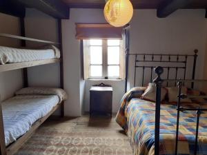 Ένα ή περισσότερα κρεβάτια σε δωμάτιο στο Albergue ESCANLAR