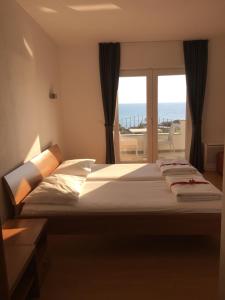 Giường trong phòng chung tại Hotel Lukas