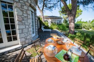 un tavolo e sedie in legno su un patio di Villa Sofia a San Felice del Benaco