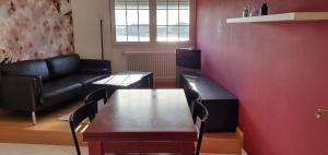 salon z kanapą i stołem w obiekcie APARTEMENTOS PASEO DE LORDELO - 2 Derecha w mieście O Grove +4 zdjęcia