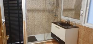 łazienka z umywalką i prysznicem w obiekcie APARTEMENTOS PASEO DE LORDELO - 2 Derecha w mieście O Grove